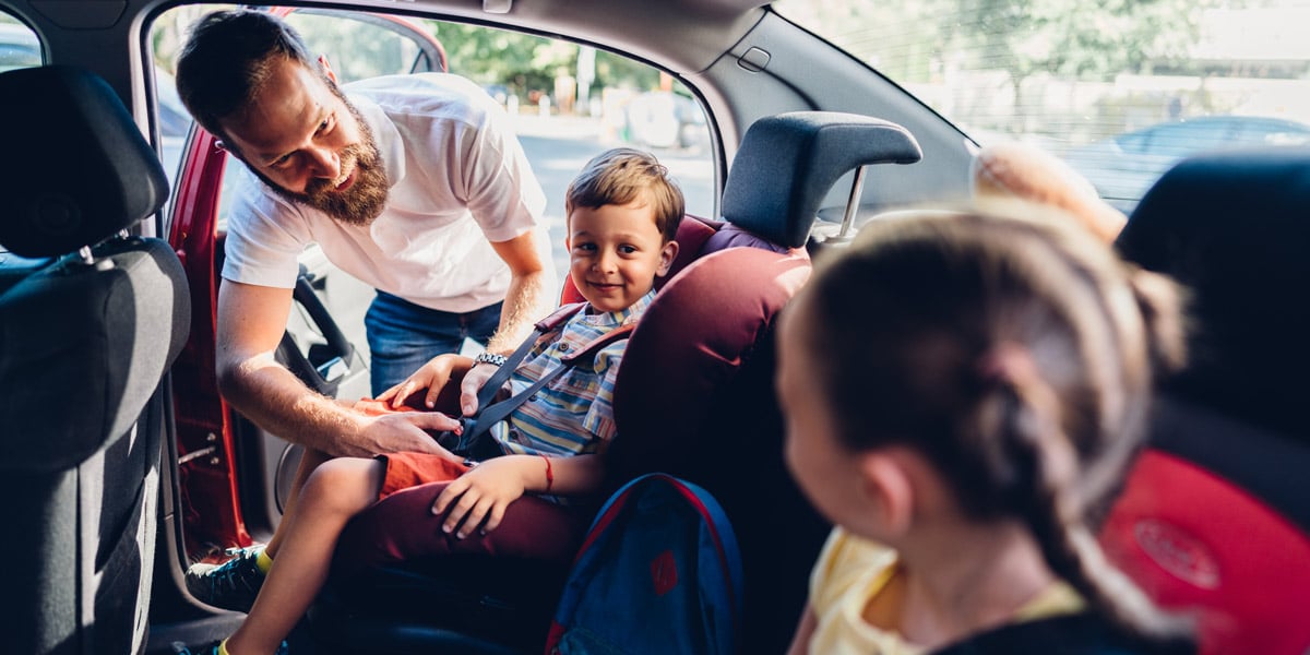 placing kids in car seat